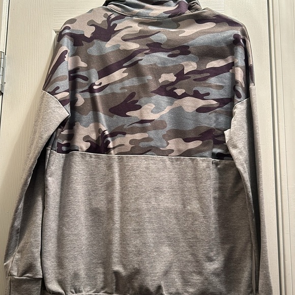AlvaQ women’s pull over gray and camo size medium - Picture 2 of 4